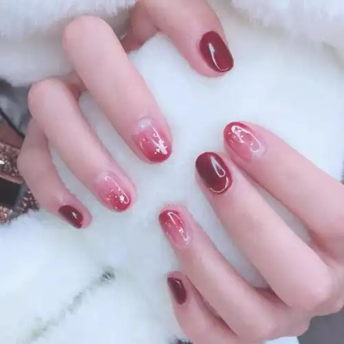 今天小编给大家推荐五款热门的渐变色美甲,感兴趣的