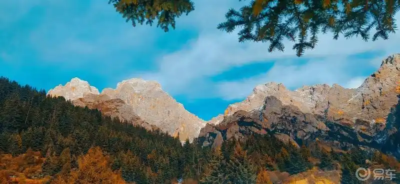 旅游摄影#迭部~措美峰秦岭迭山系"措美峰"(海拔4920米)从公路进山行