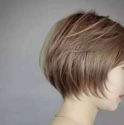 短波波更柔和自然,没有了厚重与堆积,整个发型非常好看,显脸小还有