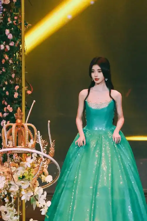 【明星】@鞠婧祎#snh48十周年演唱会#开场造型 ,身着一袭绿裙,呈现