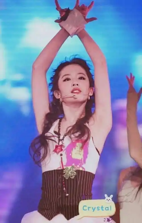 原创刘亦菲19岁唱跳照流出颜值身材都是一流身边的女伴舞也成大人物