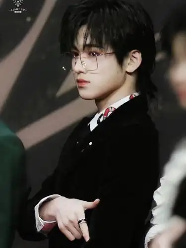 宋亚轩壁纸眼镜抵挡不住的帅气