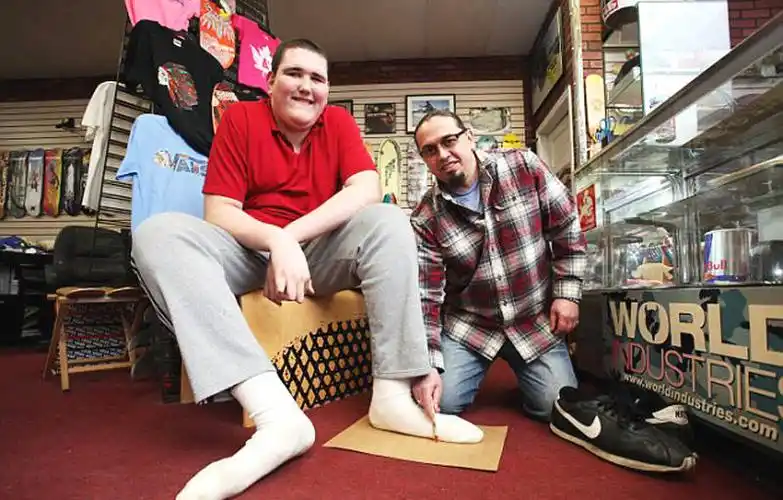 美"巨人"青年身高近2.3米