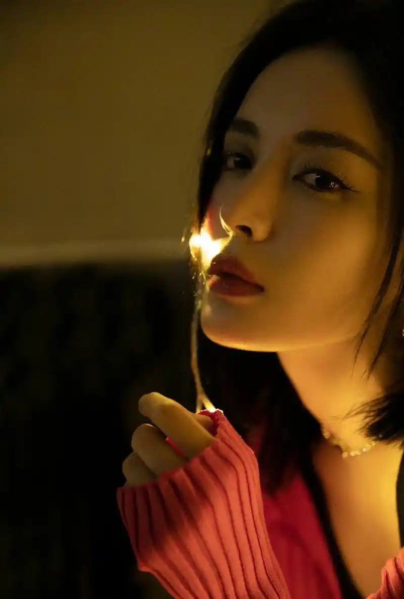 古力娜扎更新了一组新年照,红色立体金属针logo扣针织开衫搭配黑色