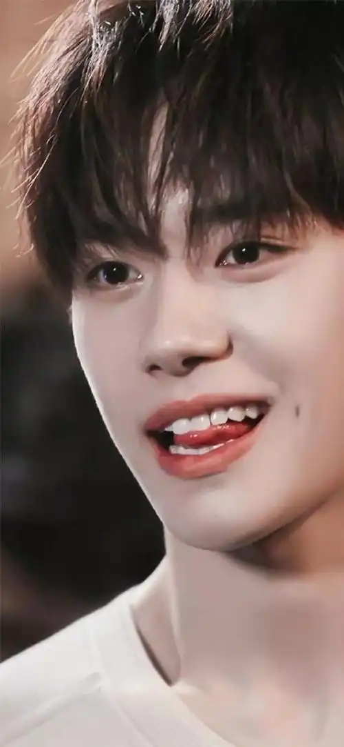 易烊千玺壁纸,易烊千玺壁纸高清近期(快抱图~有你梨涡浅笑)