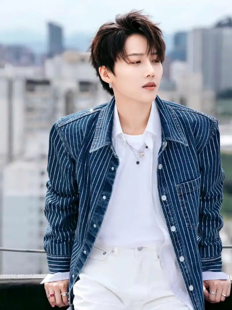 刘雨昕酷飒穿搭 端午佳节,女星刘雨昕个人动态分享一则写真大片.