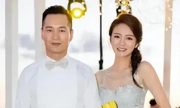 黄毅清是黄奕的第二任丈夫,当他追求黄奕时,身份是一个超级跑车俱乐部