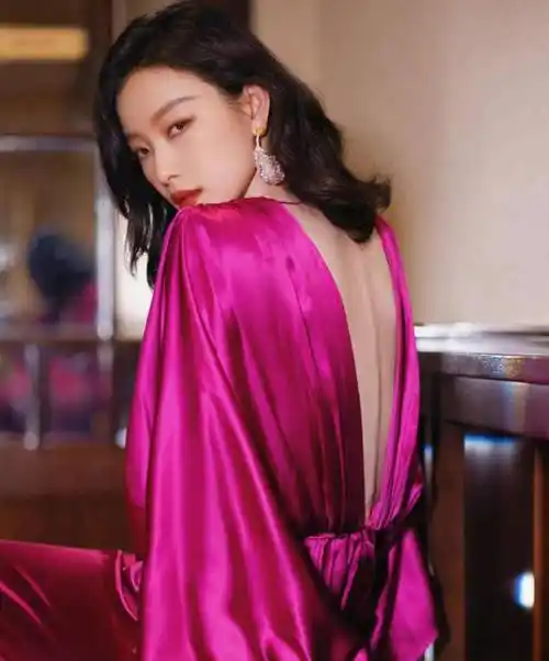 倪妮身穿深v红色连衣裙的照片,美丽又复古,明亮又闪亮,淡淡的像昨天的