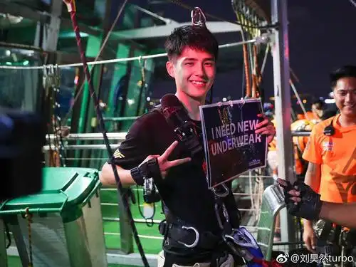 刘昊然蹦极的时候可以说是意气风发了吧.