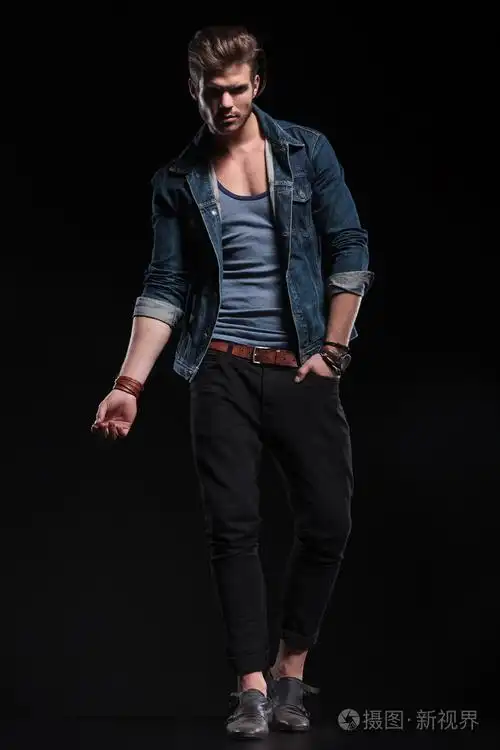 摆出性感姿势的时尚男子全身照片