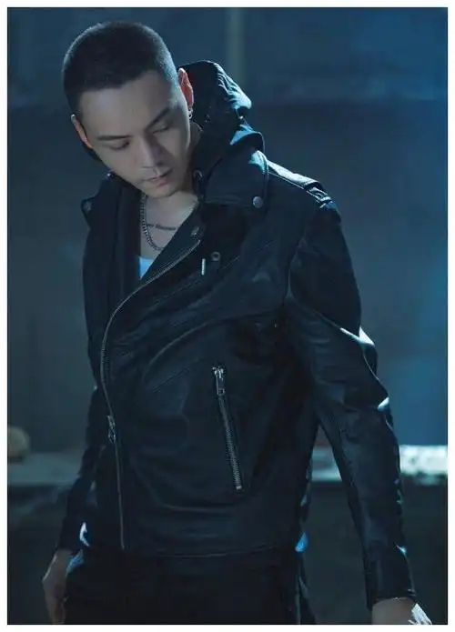 陈伟霆为新戏剃头,果然长的帅什么发型都能hold的住.