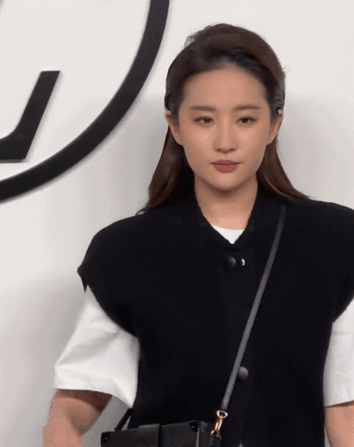 上海这一夜,"胖出双下巴"的刘亦菲,打了内娱多少"白幼瘦"女星的脸