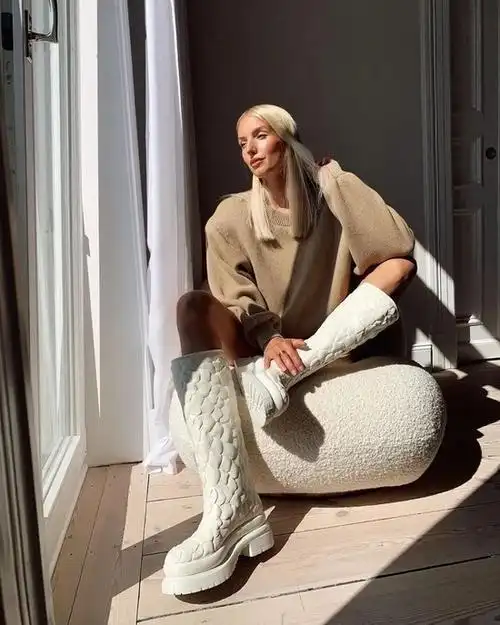 我发现女团们都爱在40度的天里穿靴子