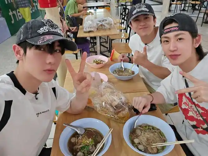 小鬼王琳凯音你而来#  捡到两张合照92