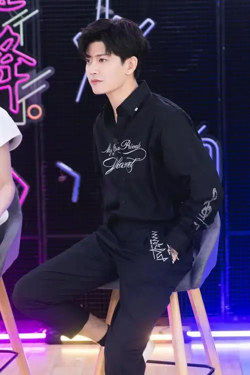 任嘉伦一身黑色穿搭帆布鞋黑袜