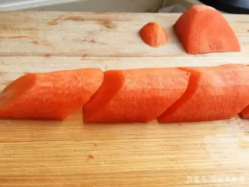 胡萝卜对切两半,再切斜刀段,这是最快切出菱形块的简单刀法.