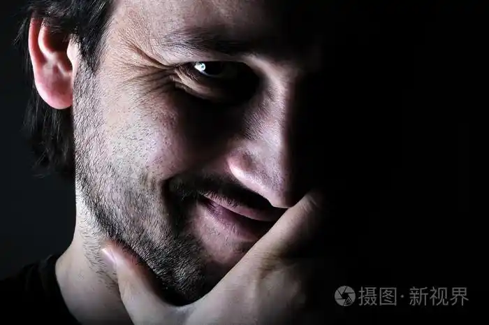 年轻男子在黑暗中微笑