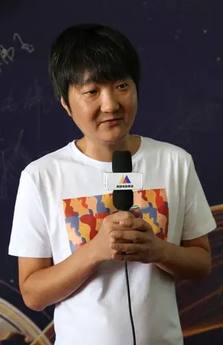 42岁王大治近照白发多疑似生活不如意女儿照片曝光大眼睛真可爱