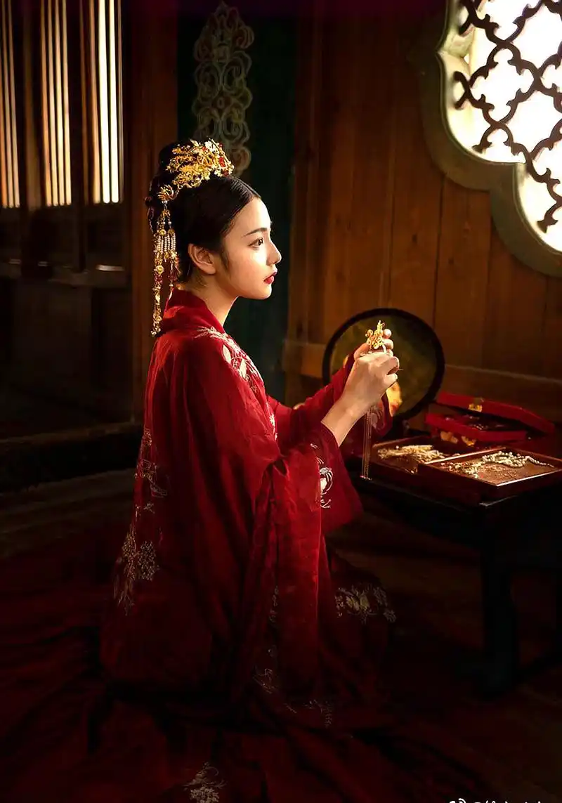 汉服古风:红衣一袭怜娇软,梨靥双涡惜嫩香