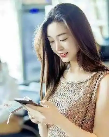 与其他明星极端的减肥方法不同,宋轶更注重健康和平衡的生活方式,这