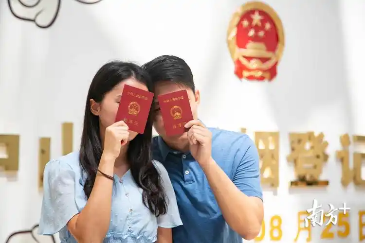 图集七夕中山现结婚登记小高峰100对新人预约