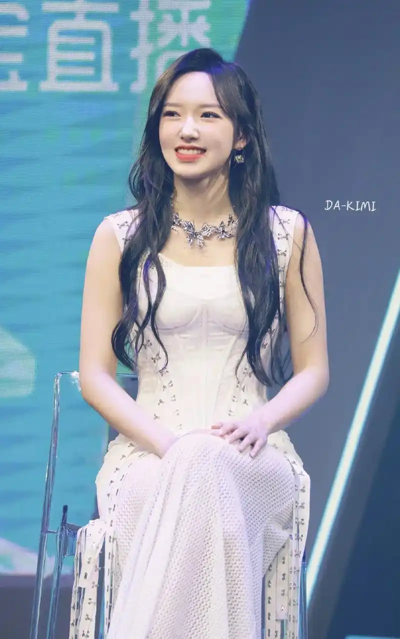 图来源:vb 昨晚的潇好美大波浪白色连衣裙 #程潇 #程潇王 - 抖音