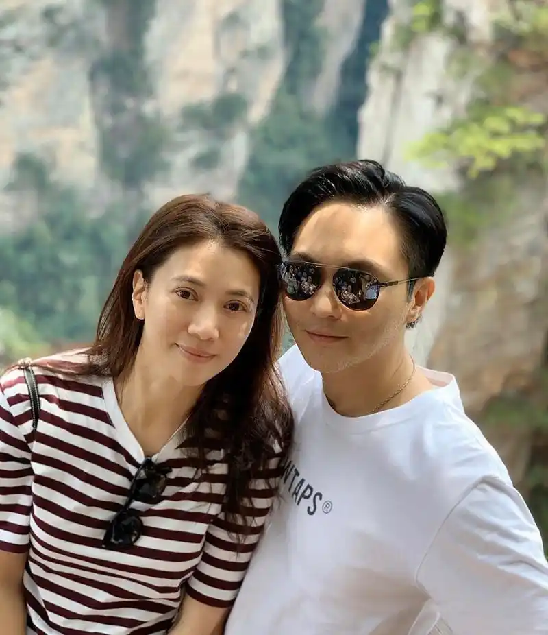 张智霖夫妇晒照49岁袁咏仪素颜出镜休闲装扮携手旅游十分恩爱