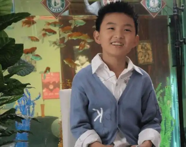 严格算起来,郑伟其实也算是童星出道的,只不过比起其他童星,他的热度