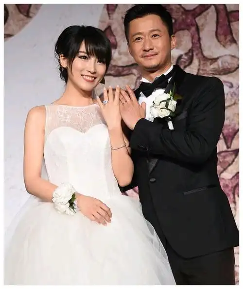 吴京发文老婆谢楠桡骨粉碎性骨折手术在即依然挂念工作