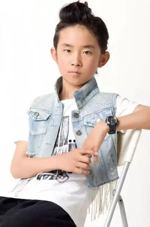 小时候的易烊千玺