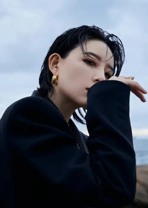 李斯丹妮露背allblack造型大片##李斯丹妮的背