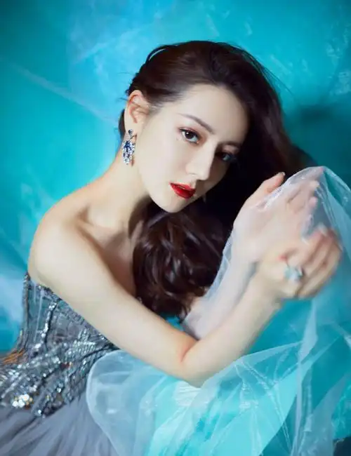 迪丽热巴气质出众,穿蓝色亮片网纱长裙,盈盈而立,简直酷飒了