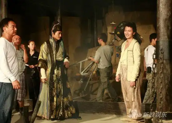 图文:《财神客栈》探班-谢霆锋片场状态不错