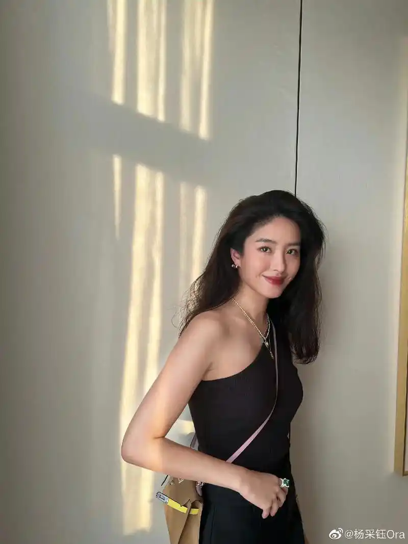 女神的照片怎么也看不够啊啊啊 #杨采钰  - 抖音