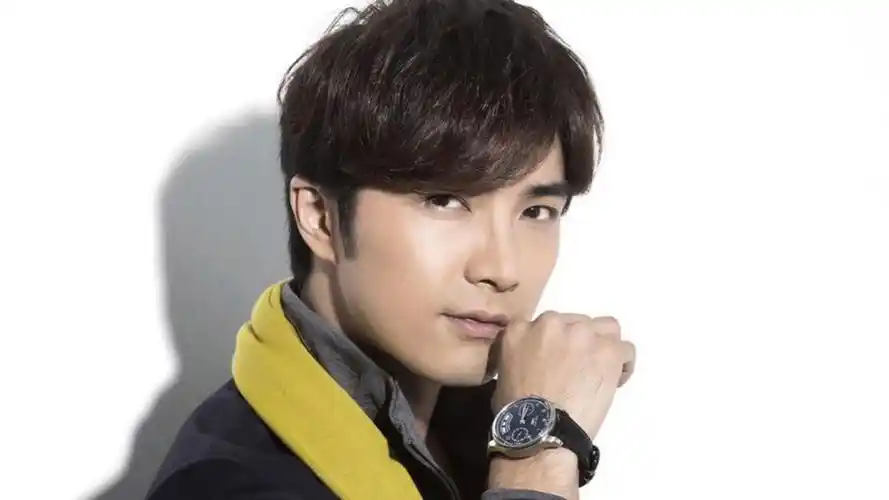 贺军翔住处遭警方搜查,为一女子提告,疑似舌吻酒店妹东窗事发