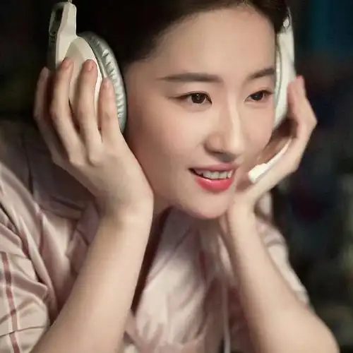 刘亦菲再现玫瑰式婉拒男人##刘亦菲黄衬衫大波浪造型##想听刘亦菲对