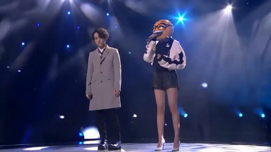 郁可唯登上蒙面唱将还没开口唱一句大长腿就被认出