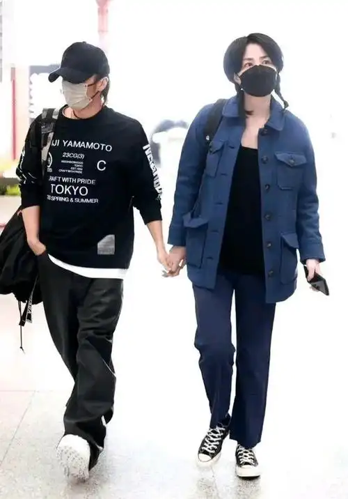 近日,王菲谢霆锋在机场牵手的照片引起了大家的关注.