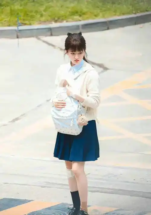 赵露思新剧校服高马尾造型好甜美,是很青春可爱的女高中生桑稚啊_飞吻