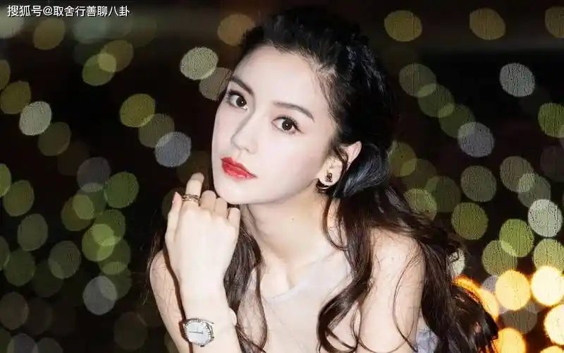 angelababy风波后首次露面,绽放甜美笑容状态极佳,嘟嘴卖萌迷人_照片