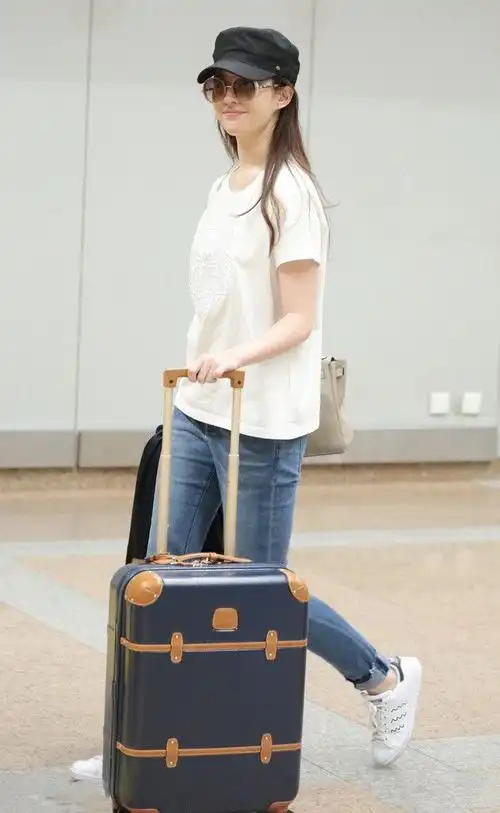 终究是天仙刘亦菲机场穿白t拉行李没女神包袱街拍视角仍惊艳