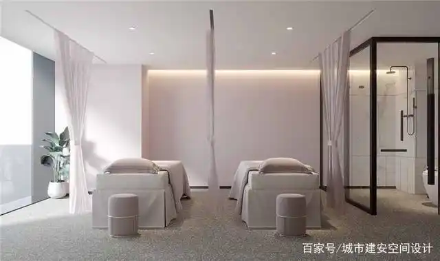 必须时刻以良好的态度与每一位顾客见面,而由于美容业的特殊性质,美容