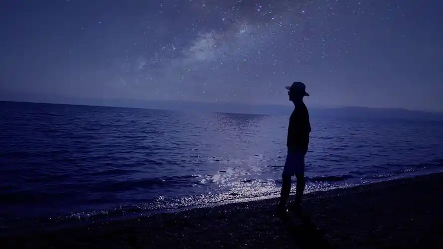 世界很大,不管有多大,必定有一片海在等我靠近…… 一天,有个老爷爷正