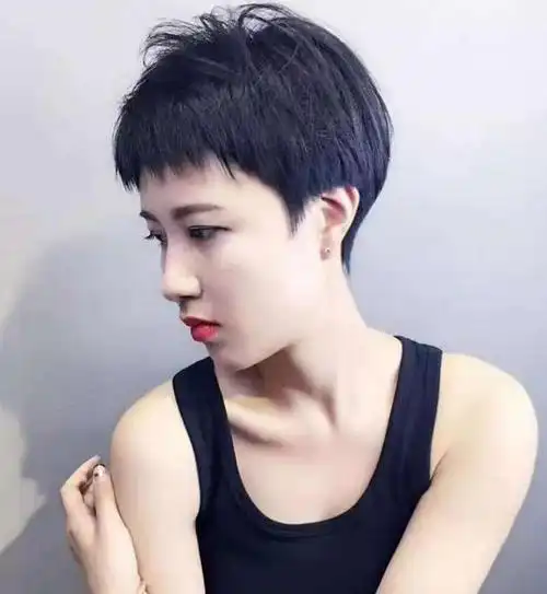 超短发讲究的就是干净利落,这种发型丝毫不会拖泥带水,发际线周边处理