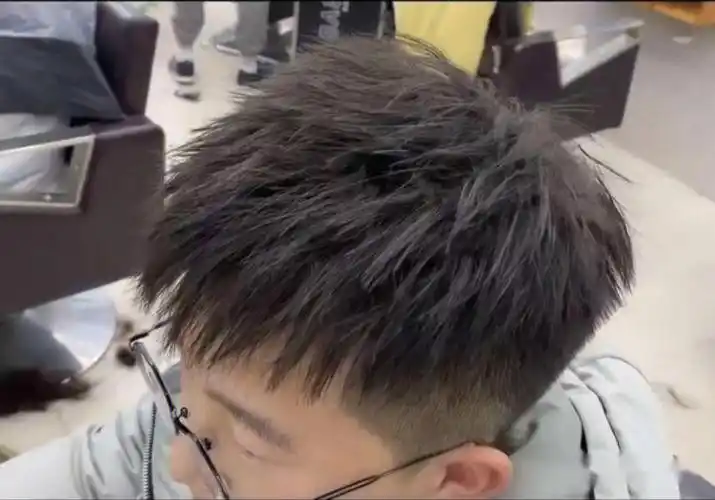 因为如果你的发量偏少,剪出来的发型,会露头皮,有点奇怪.