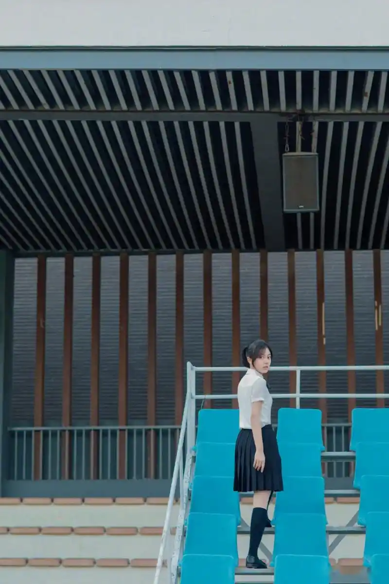 赵今麦angel 最新校园风写真公开~白色衬衫与蓝色百褶裙搭配,青涩中