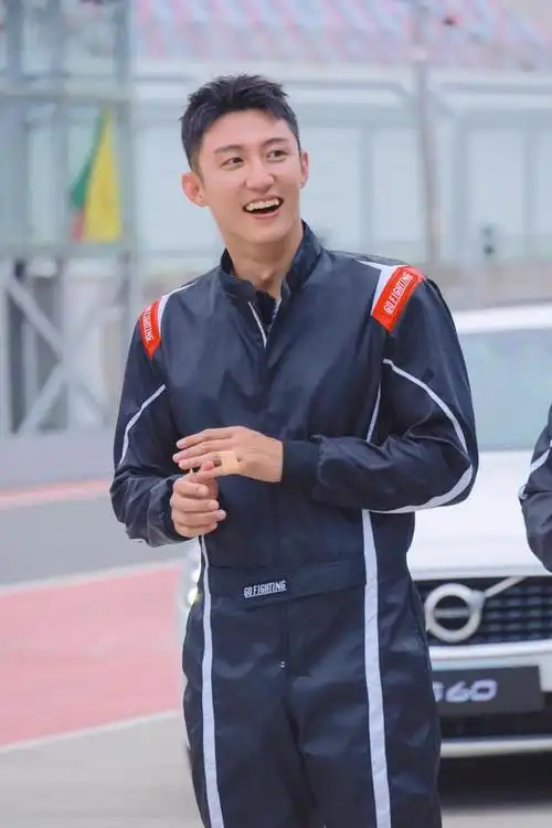 迪丽热巴公开行程受期待,和黄景瑜传绯闻后独自美丽