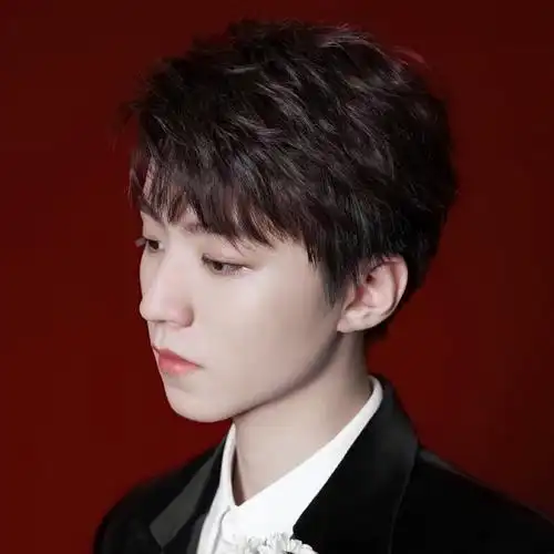 王俊凯的半张脸图也很撩了并且衬衫上面还有印花非常帅了