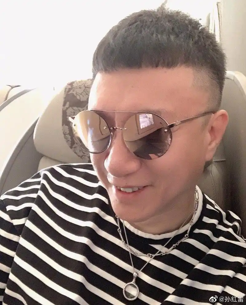 孙红雷网晒自拍照,栗子头发型吸睛,被粉丝吐槽美颜太过了