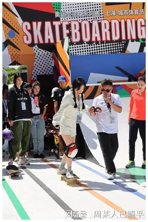 黄龄穿短裤体验滑板新项目